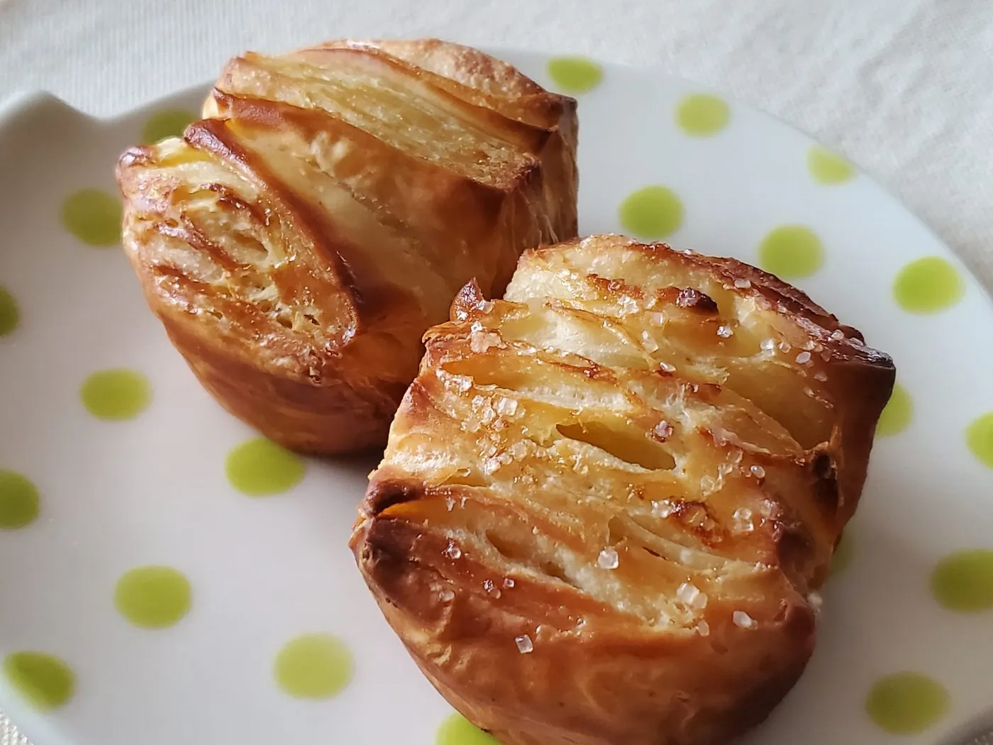 層の重なった焼き菓子2つ。緑のドット柄の皿